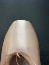 Load image into Gallery viewer, CLEARANCE Grishko 2007 Pointe Shoe 8M XXX