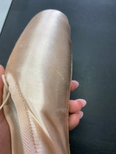 Load image into Gallery viewer, CLEARANCE Grishko 2007 Pointe Shoe 8M XXX