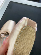 Load image into Gallery viewer, CLEARANCE Grishko 2007 Pointe Shoe 8M XXX