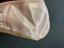 Load image into Gallery viewer, CLEARANCE Grishko 2007 Pointe Shoe 4.5SH XXXX