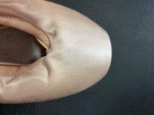 Load image into Gallery viewer, CLEARANCE Grishko 2007 Pointe Shoe 4.5SH XXXX