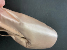 Load image into Gallery viewer, CLEARANCE Grishko 2007 Pointe Shoe 4.5SH XXXX