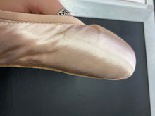 Load image into Gallery viewer, CLEARANCE Grishko 2007 Pointe Shoe 4.5SH XXXX
