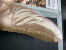Load image into Gallery viewer, CLEARANCE Grishko 2007 Pointe Shoe 4.5SH XXXX