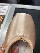 Load image into Gallery viewer, CLEARANCE Grishko 2007 Pointe Shoe 4.5SH XXXX