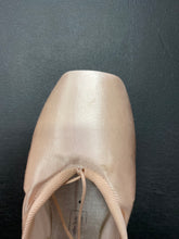 Load image into Gallery viewer, CLEARANCE Grishko 2007 Pointe Shoe 5M XX