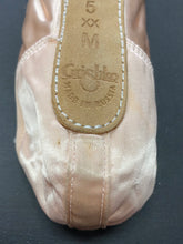 Load image into Gallery viewer, CLEARANCE Grishko 2007 Pointe Shoe 5M XX