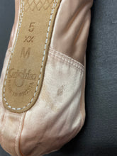 Load image into Gallery viewer, CLEARANCE Grishko 2007 Pointe Shoe 5M XX