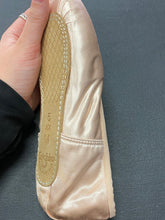 Load image into Gallery viewer, CLEARANCE Grishko 2007 Pointe Shoe 5M XX