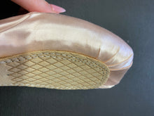 Load image into Gallery viewer, CLEARANCE Grishko 2007 Pro Pointe Shoe 4.5XXX M