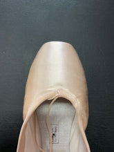 Load image into Gallery viewer, CLEARANCE Grishko 2007 Pointe Shoe 8M XXX
