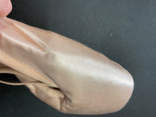 Load image into Gallery viewer, CLEARANCE Grishko 2007 Pointe Shoe 4.5SH XXXX
