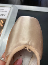 Load image into Gallery viewer, CLEARANCE Grishko 2007 Pointe Shoe 4.5SH XXXX
