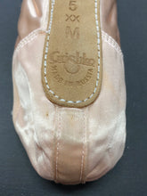 Load image into Gallery viewer, CLEARANCE Grishko 2007 Pointe Shoe 5M XX

